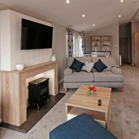 The Springs Lakeside Holiday Park Fladbury 외부 사진