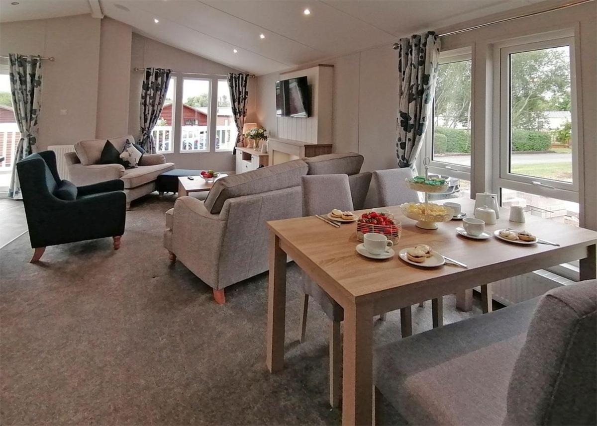 The Springs Lakeside Holiday Park Fladbury 외부 사진