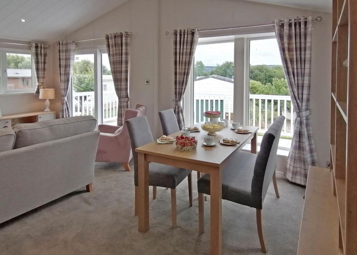 The Springs Lakeside Holiday Park Fladbury 외부 사진