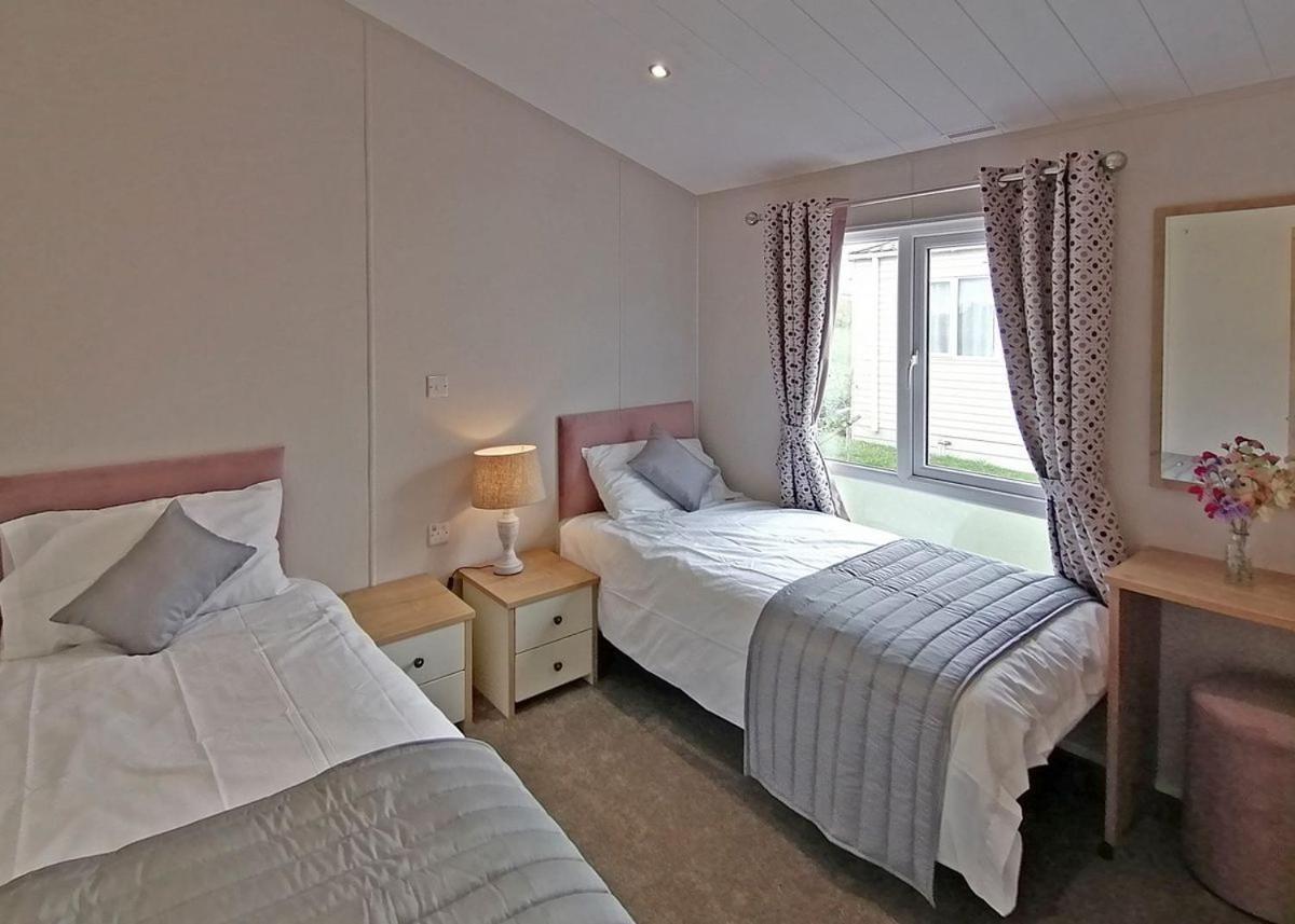 The Springs Lakeside Holiday Park Fladbury 외부 사진